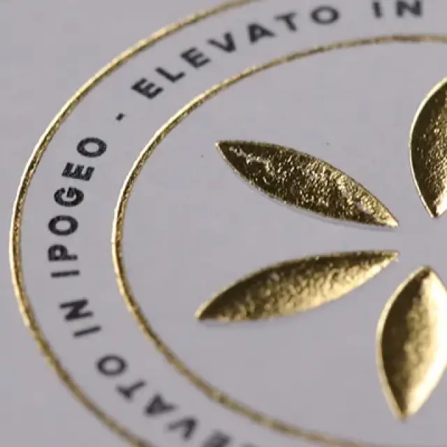 DETALLES PRECIOSOS EN LA ETIQUETA CON IMPRESIÓN EN CALIENTE DORADO