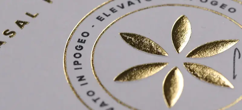 DETALLES PRECIOSOS EN LA ETIQUETA CON IMPRESIÓN EN CALIENTE DORADO