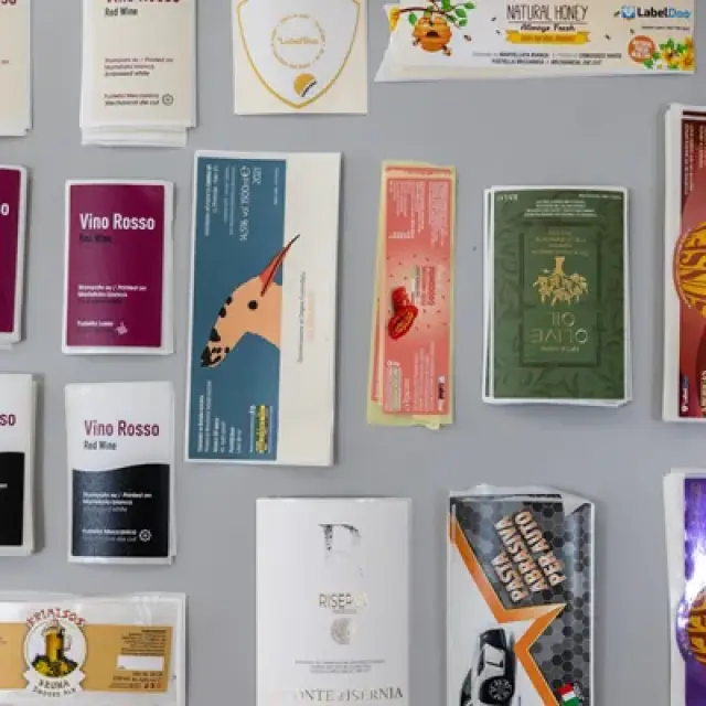 DISEÑO DE LAS ETIQUETAS ADHESIVAS: MINIMALISMO VS TRADICIÓN