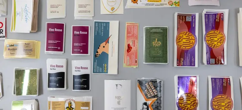 DISEÑO DE LAS ETIQUETAS ADHESIVAS: MINIMALISMO VS TRADICIÓN